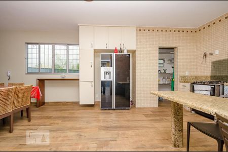 Casa para alugar com 215m², 4 quartos e 6 vagas Casa para alugar com 215m², 4 quartos e 6 vagasCozinha
