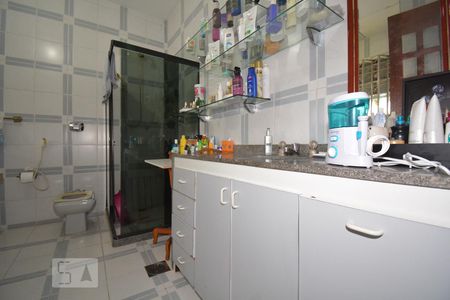 Casa à venda com 240m², 4 quartos e 2 vagasBanheiro da Suíte 1 do Segundo Piso