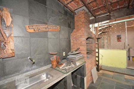 Casa à venda com 240m², 4 quartos e 2 vagasChurrasqueira - Quintal