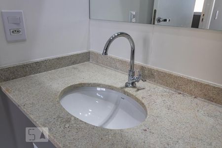 Detalhe do Banheiro de apartamento para alugar com 1 quarto, 40m² em Jardim Tupanci, Barueri