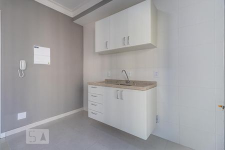 Cozinha de apartamento para alugar com 1 quarto, 40m² em Jardim Tupanci, Barueri