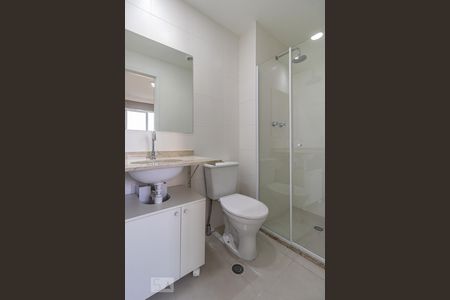 Banheiro de apartamento para alugar com 1 quarto, 40m² em Jardim Tupanci, Barueri