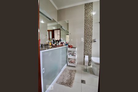 Casa à venda com 900m², 5 quartos e 3 vagasBanheiro da Suíte 4