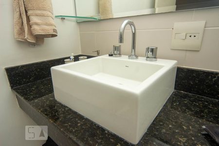 Casa à venda com 493m², 5 quartos e 5 vagas Casa à venda com 493m², 5 quartos e 5 vagasBanheiro