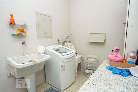 Casa à venda com 493m², 5 quartos e 5 vagas Casa à venda com 493m², 5 quartos e 5 vagasLavanderia