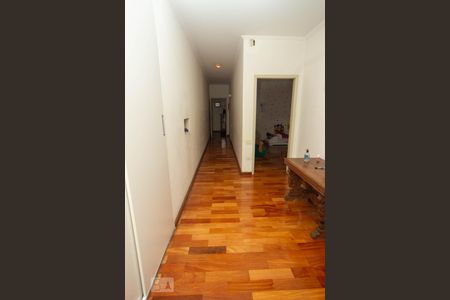 Casa à venda com 493m², 5 quartos e 5 vagas Casa à venda com 493m², 5 quartos e 5 vagasCorredor Quartos