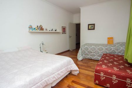 Casa à venda com 493m², 5 quartos e 5 vagas Casa à venda com 493m², 5 quartos e 5 vagasQuarto 2