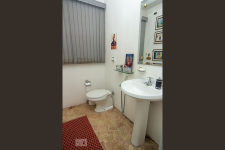 Casa à venda com 493m², 5 quartos e 5 vagas Casa à venda com 493m², 5 quartos e 5 vagasBanheiro