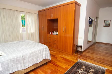 Casa à venda com 493m², 5 quartos e 5 vagas Casa à venda com 493m², 5 quartos e 5 vagasQuarto 1 suíte