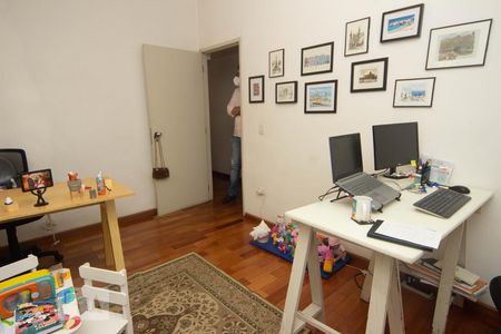 Casa à venda com 493m², 5 quartos e 5 vagas Casa à venda com 493m², 5 quartos e 5 vagasQuarto 4