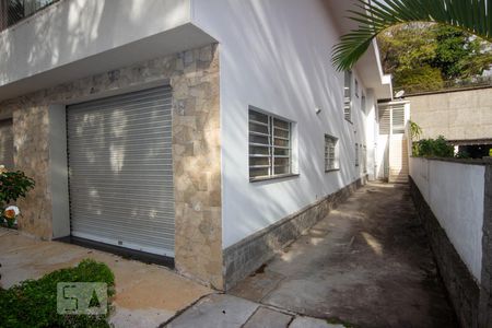 Casa à venda com 493m², 5 quartos e 5 vagas Casa à venda com 493m², 5 quartos e 5 vagasEntrada serviço