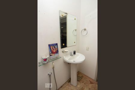 Casa à venda com 493m², 5 quartos e 5 vagas Casa à venda com 493m², 5 quartos e 5 vagasBanheiro