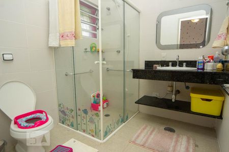 Casa à venda com 493m², 5 quartos e 5 vagas Casa à venda com 493m², 5 quartos e 5 vagasBanheiro