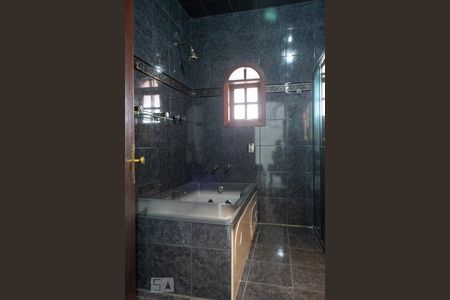 Casa à venda com 320m², 5 quartos e 4 vagas Casa à venda com 320m², 5 quartos e 4 vagasbanheiro quarto 1