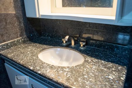 Casa à venda com 320m², 5 quartos e 4 vagas Casa à venda com 320m², 5 quartos e 4 vagasbanheiro quarto 1