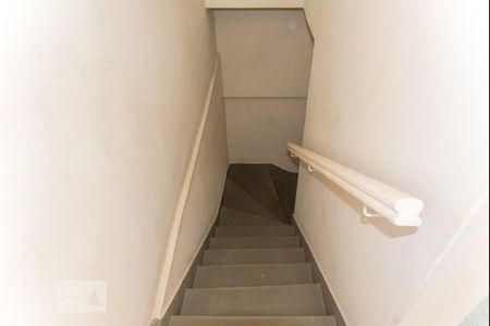 Casa de condomínio à venda com 162m², 3 quartos e 1 vaga Casa de condomínio à venda com 162m², 3 quartos e 1 vagaEscada de acesso ao segundo piso interna