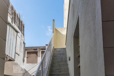 Casa de condomínio à venda com 162m², 3 quartos e 1 vaga Casa de condomínio à venda com 162m², 3 quartos e 1 vagaEscada de acesso ao segundo piso externa