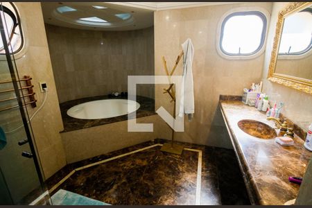 Apartamento à venda com 362m², 4 quartos e 4 vagasBanheiro da Suíte 2