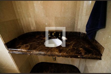 Apartamento à venda com 362m², 4 quartos e 4 vagasBanheiro da Suíte 2