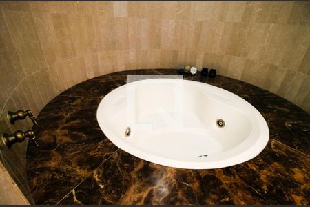 Apartamento à venda com 362m², 4 quartos e 4 vagasBanheiro da Suíte 2