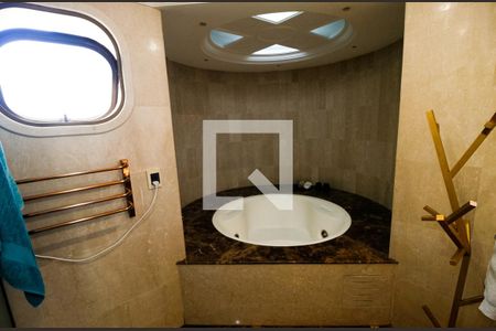 Apartamento à venda com 362m², 4 quartos e 4 vagasBanheiro da Suíte 2