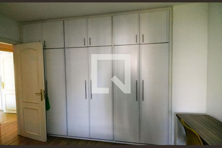 Apartamento à venda com 362m², 4 quartos e 4 vagasQuarto 2 - Armários