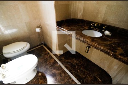 Apartamento à venda com 362m², 4 quartos e 4 vagasBanheiro da Suíte 2