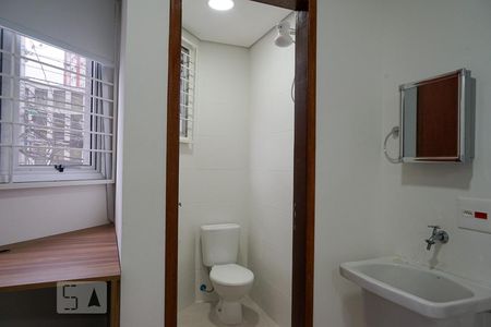 Banheiro de kitnet/studio para alugar com 1 quarto, 12m² em Bom Retiro, São Paulo