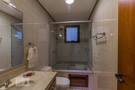 Apartamento à venda com 226m², 3 quartos e 2 vagasBanheiro da Suíte