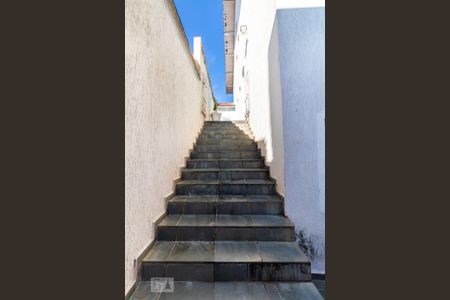Casa à venda com 300m², 4 quartos e 6 vagasEscada