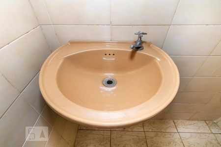Casa à venda com 300m², 4 quartos e 6 vagasPia do Banheiro de Serviço