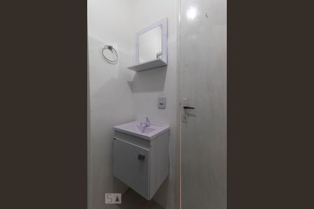 Banheiro de kitnet/studio para alugar com 1 quarto, 21m² em Centro Histórico, Porto Alegre