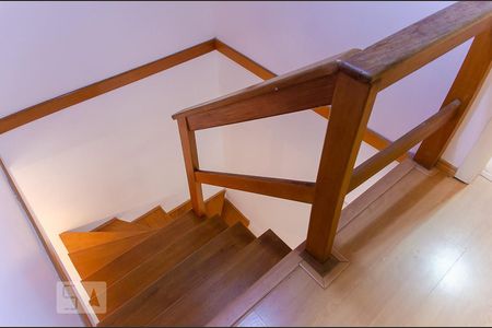 Casa de condomínio à venda com 90m², 2 quartos e 1 vagaEscada