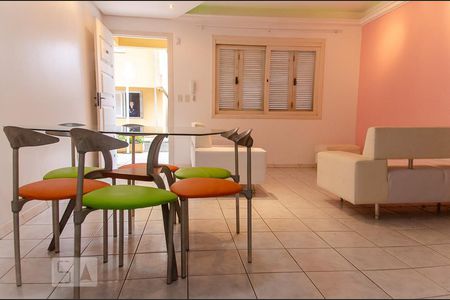 Sala de casa de condomínio à venda com 2 quartos, 90m² em Niterói, Canoas