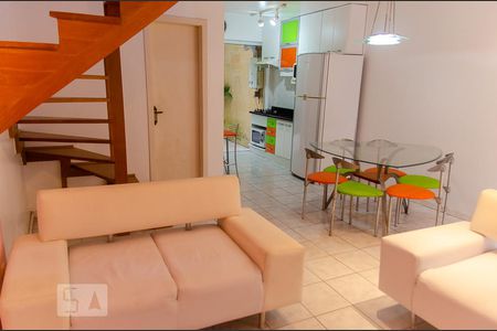 Sala de casa de condomínio à venda com 2 quartos, 90m² em Niterói, Canoas