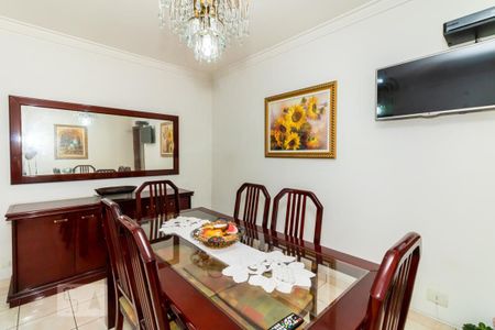 Casa à venda com 465m², 5 quartos e 3 vagas Casa à venda com 465m², 5 quartos e 3 vagascopa- Casa 01