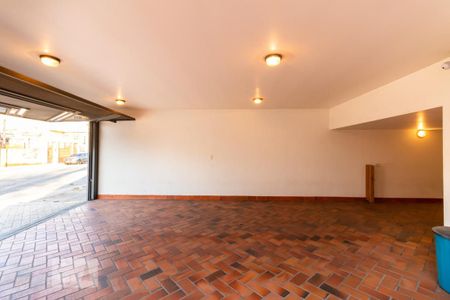 Casa à venda com 465m², 5 quartos e 3 vagas Casa à venda com 465m², 5 quartos e 3 vagasGaragem