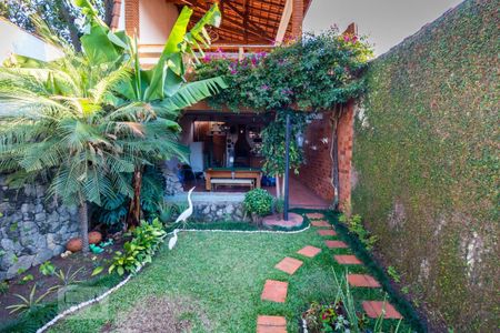 Casa à venda com 465m², 5 quartos e 3 vagas Casa à venda com 465m², 5 quartos e 3 vagasQuintal e Churrasqueira - Casa 02