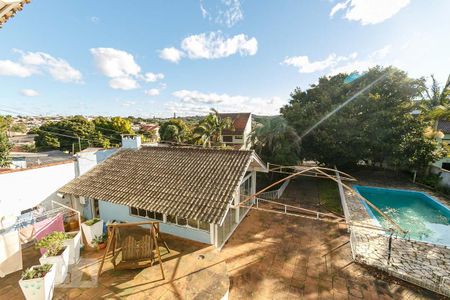 Casa à venda com 1200m², 4 quartos e 5 vagas Casa à venda com 1200m², 4 quartos e 5 vagasVista