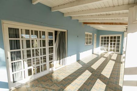 Casa à venda com 1200m², 4 quartos e 5 vagas Casa à venda com 1200m², 4 quartos e 5 vagasSacada