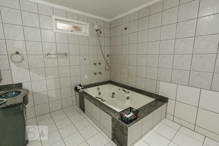 Casa à venda com 1200m², 4 quartos e 5 vagas Casa à venda com 1200m², 4 quartos e 5 vagasBanheiro da Suíte