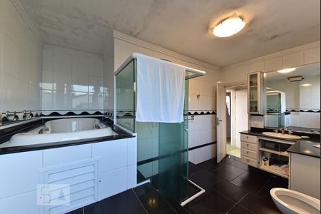 Casa para alugar com 550m², 4 quartos e 6 vagasBanheiro da Suíte 1