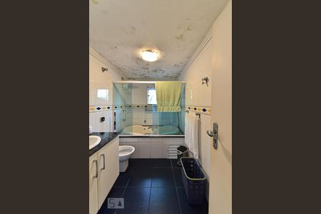 Casa para alugar com 550m², 4 quartos e 6 vagasBanheiro da Suíte 2