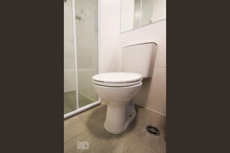 Banheiro de kitnet/studio para alugar com 1 quarto, 26m² em Indianópolis, São Paulo