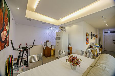 Apartamento à venda com 300m², 4 quartos e 3 vagas Apartamento à venda com 300m², 4 quartos e 3 vagasSala