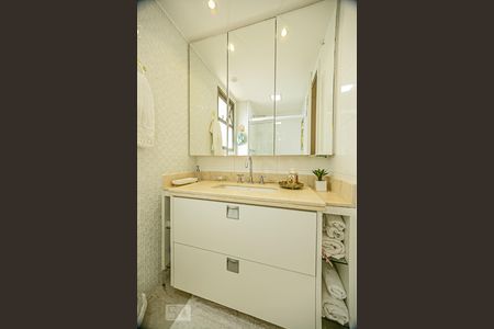 Apartamento à venda com 300m², 4 quartos e 3 vagas Apartamento à venda com 300m², 4 quartos e 3 vagasBanheiro da Suíte