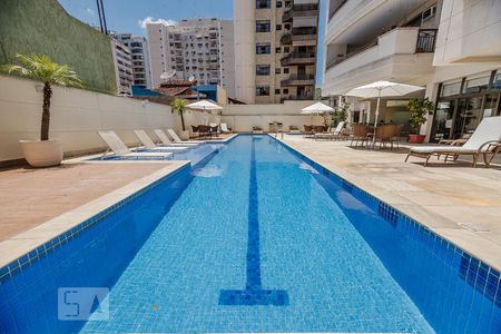 Apartamento à venda com 300m², 4 quartos e 3 vagas Apartamento à venda com 300m², 4 quartos e 3 vagasÁrea comum - Piscina