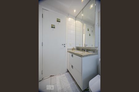 Apartamento à venda com 300m², 4 quartos e 3 vagas Apartamento à venda com 300m², 4 quartos e 3 vagasBanheiro Social