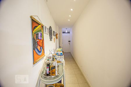 Apartamento à venda com 300m², 4 quartos e 3 vagas Apartamento à venda com 300m², 4 quartos e 3 vagasCorredor de acesso direto para o segundo andar da cobertura