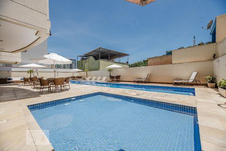 Apartamento à venda com 300m², 4 quartos e 3 vagas Apartamento à venda com 300m², 4 quartos e 3 vagasÁrea comum - Piscina